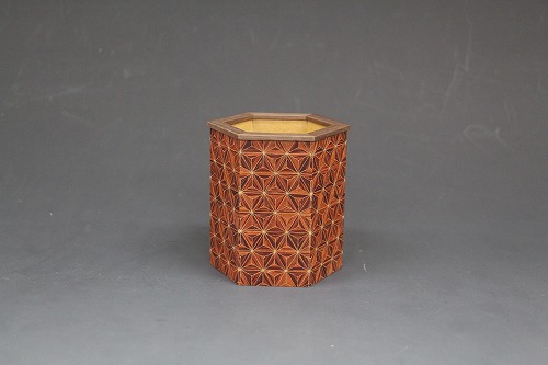 箱根寄木細工 その他 貼り六角ペン立て（赤麻の葉） | 寄木オンライン